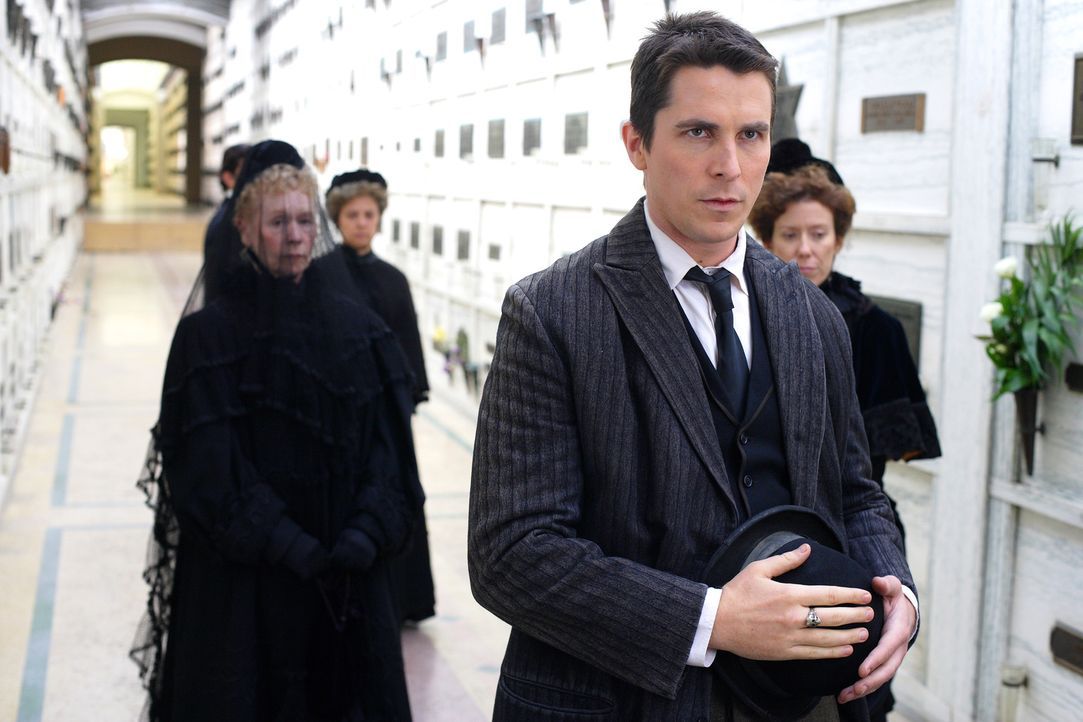 Alfred Borden (Christian Bale, vorne) erscheint auf der Beerdigung von Julia, um sein Beileid auszusprechen, doch Robert Angier gibt ihm die Schuld... - Bildquelle: Warner Television
