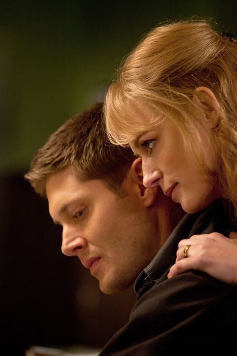 Eve (Samantha Smith, r.) weiß genau, wie sie sich die Menschen gefügig machen kann, aber Dean (Jensen Ackles, l.) hat auch seine Pläne ... - Bildquelle: Warner Bros. Television