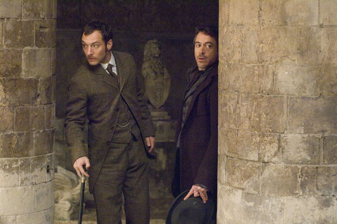 Kaum haben Holmes (Robert Downey Jr., r.) und sein Gehilfe Dr. Watson (Jude Law, l.) den Schwerverbrecher Lord Blackwood an den Galgen gebracht, da... - Bildquelle: Warner Brothers