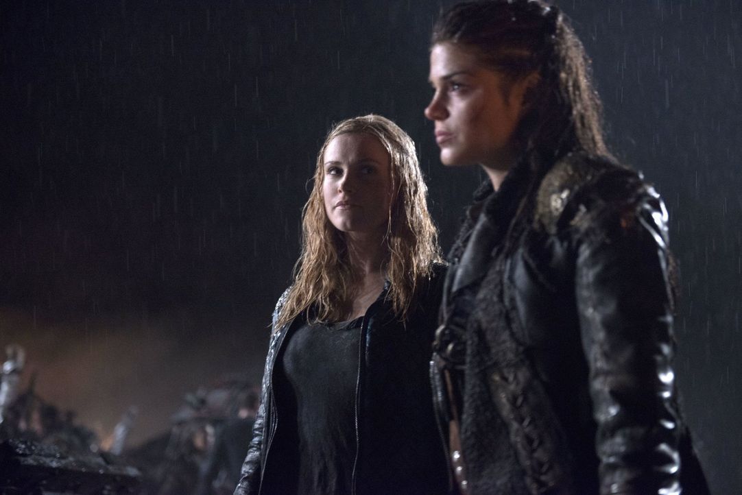 Der Bombenangriff hat viel Schlechtes über Clarke (Eliza Taylor, l.) und Octavia (Marie Avgeropoulos, r.) gebracht, doch aus der Asche erwächst neue... - Bildquelle: 2014 Warner Brothers