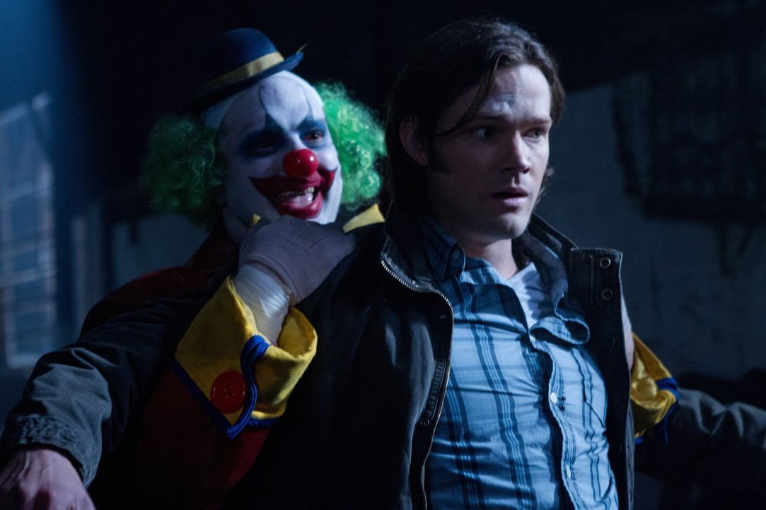 Sam (Jared Padalecki, r.) muss sich seiner Kindheitsangst stellen, als er und Dean einen Fall mit Clowns (Mike Roselli, l.) in Kansas übernehmen ... - Bildquelle: Warner Bros. Television