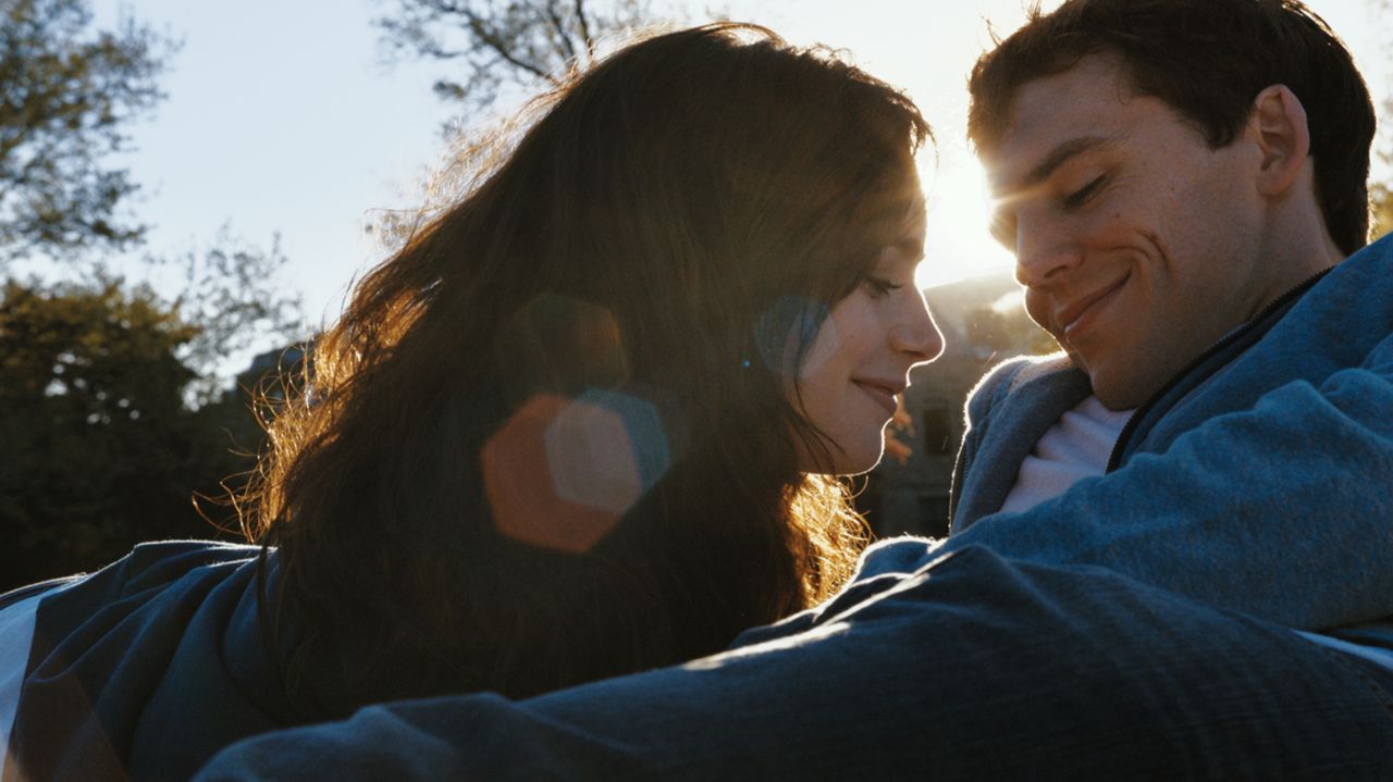 Obwohl Rosie (Lily Collins, l.) und Alex (Sam Claflin, r.) Gefühle füreinander haben, finden sie nicht zueinander. Ihr Timing macht ihnen ständig ei... - Bildquelle: Constantin Film Verleih GmbH