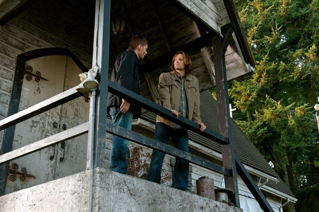 Während Dean (Jensen Ackles, l.) das Familienerbe weiterführen will, hat Sam (Jared Padalecki, r.) versucht, ein ganz normales Leben zu führen ... - Bildquelle: Warner Bros. Television