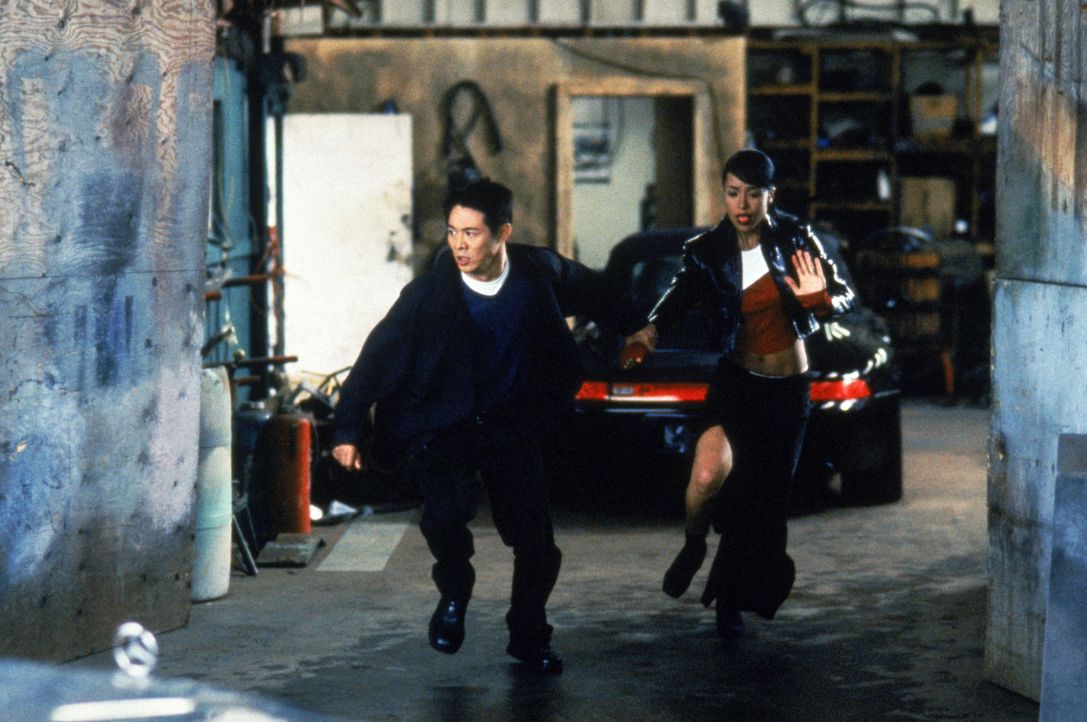 Obwohl ihre Familien verfeindet sind, bilden Han (Jet Li, l.) und Trish (Aaliyah, r.) ein Team - ein unschlagbares Team ... - Bildquelle: Warner Bros. Pictures