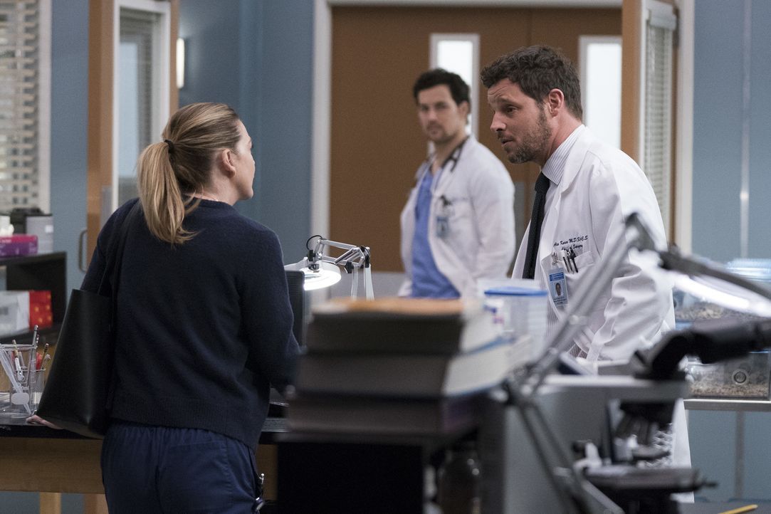 (v.l.n.r.) Dr. Meredith Grey (Ellen Pompeo); Dr. Andrew DeLuca (Giacomo Gianniotti); Dr. Alex Karev (Justin Chambers) - Bildquelle: Eric McCandless ABC Studios