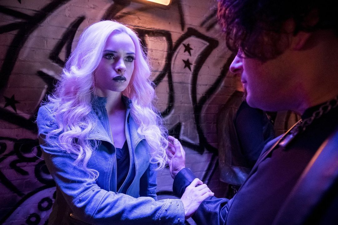 Wird Caitlin (Daniele Panabaker) von ihrer Vergangenheit als Killer Frost eingeholt, nachdem ihre alte Chefin ihr eine Nachricht geschickt hat? - Bildquelle: 2017 Warner Bros.