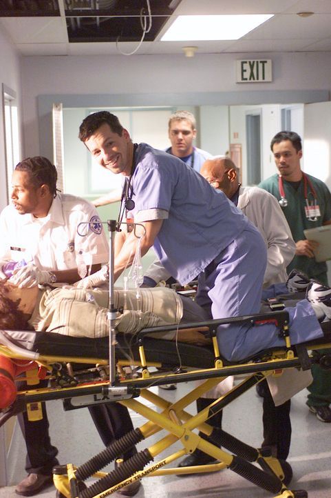 Für J.D. ist es nicht leicht, als der neue Assistenzarzt Nick (Sean Hayes, M.) im Krankenhaus auftaucht, denn er ist schon bald viel beliebter und s... - Bildquelle: Touchstone Television