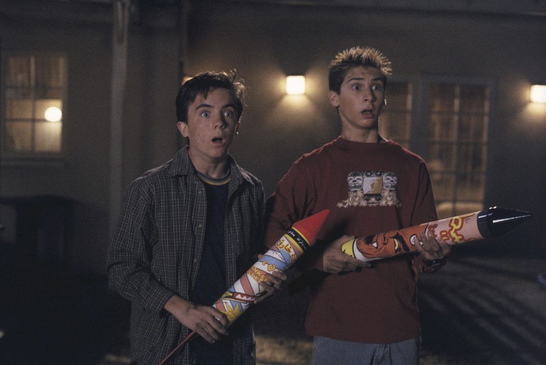 Malcolm (Frankie Muniz, l.) und Reese (Justin Berfield, r.) reißen sich versteckte Feuerwerkskörper unter den Nagel. - Bildquelle: TM +   Twentieth Century Fox Film Corporation. All Rights Reserved.