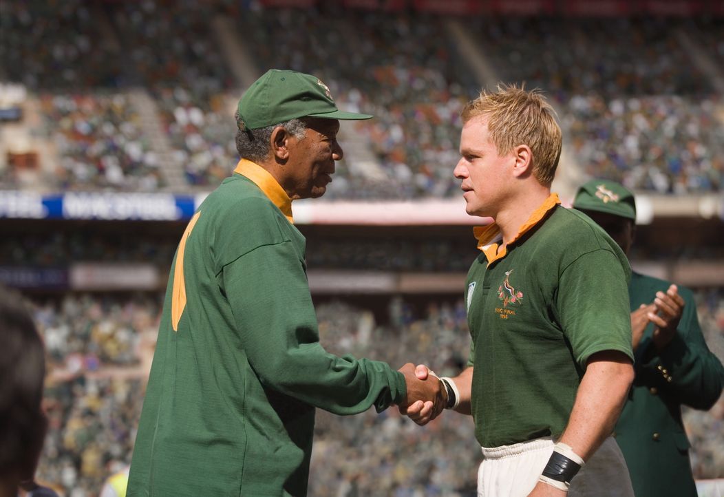 Präsident Nelson Mandela (Morgan Freeman, l.) riskiert alles, als er mit Hilfe des Mannschaftskapitäns der "Springboks", Francois Pienaar (Matt Damo... - Bildquelle: Warner Bros.