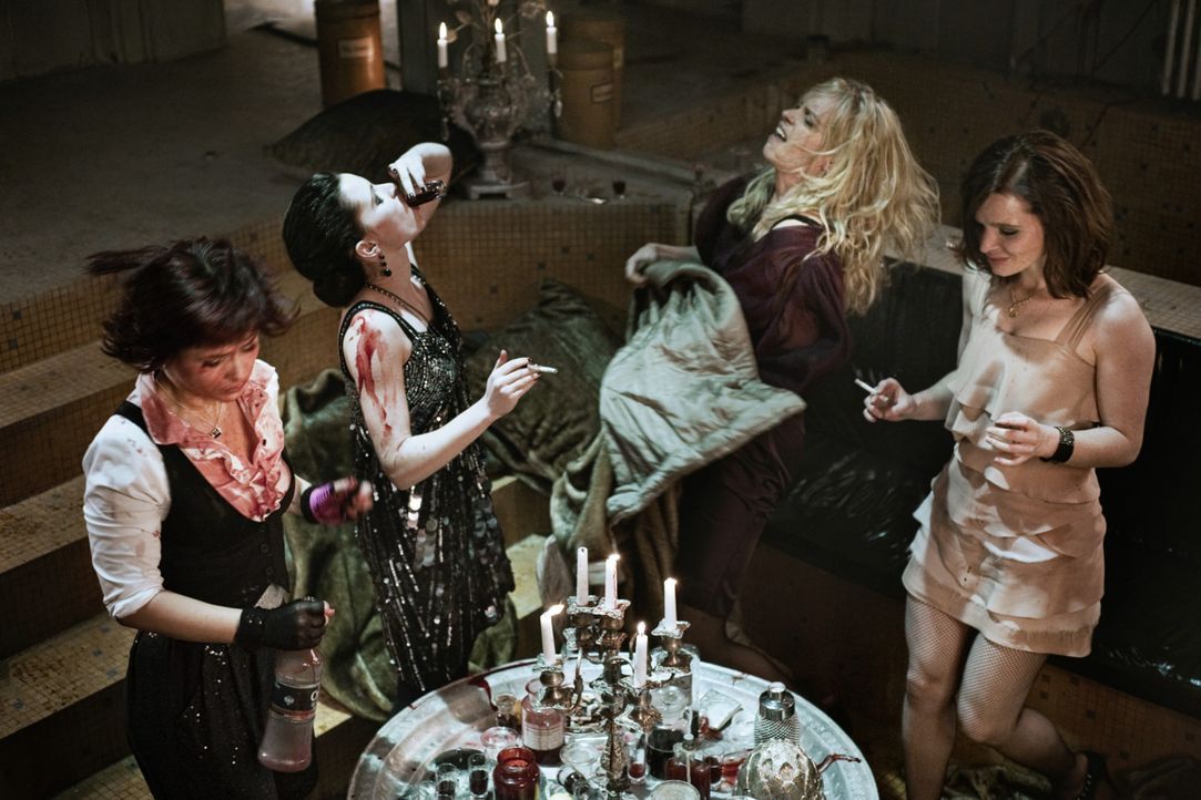 Partytime für vier Berliner Vampire: (v.l.n.r.) Nora (Anna Fischer), Charlotte (Jennifer Ulrich), Louise (Nina Hoss) und Lena (Karoline Herfurth) ... - Bildquelle: 2010 Constantin Film Verleih GmbH.