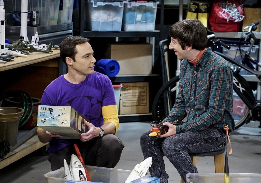 Fahren gemeinsam in die Wüste, um eine selbstgebaute Modellrakete zu starten: Sheldon (Jim Parsons, l.) und Howard (Simon Helberg, r.) ... - Bildquelle: Warner Bros. Television