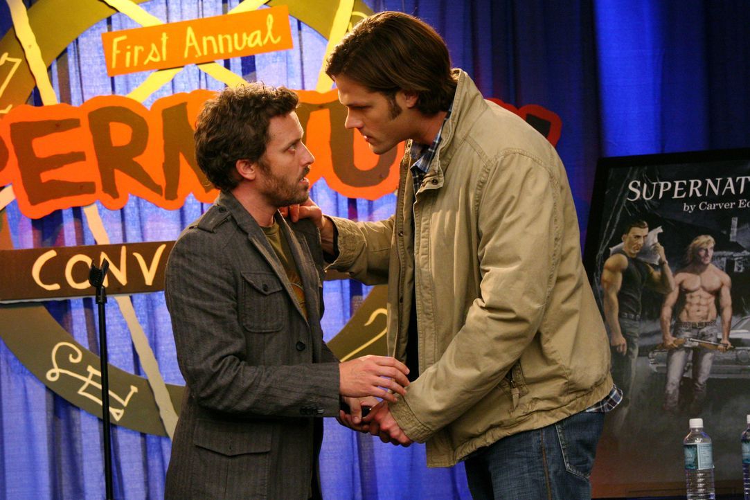 Sam (Jared Padalecki, r.) und Dean werden unwissentlich von Chuck (Rob Benedict, l.) und Becky auf die erste "Supernatural"-Convention eingeladen. A... - Bildquelle: Warner Bros.