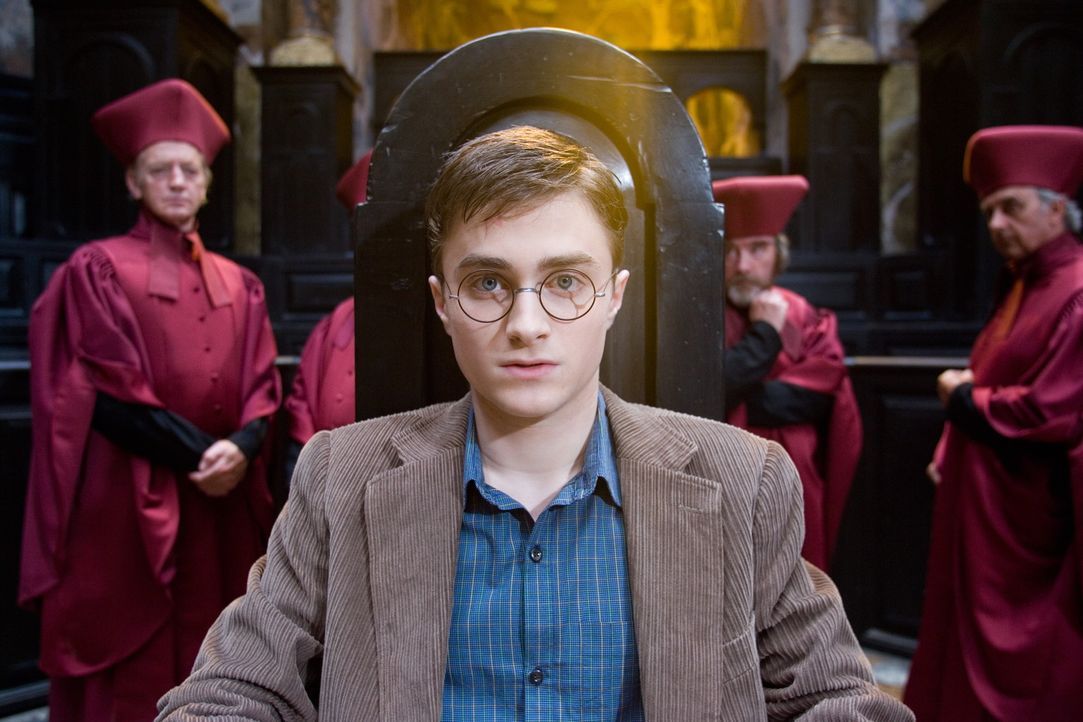 Harry (Daniel Radcliffe, M.) hat außerhalb der Schule Zauberkräfte eingesetzt. Dies soll nun bestraft werde ... - Bildquelle: Warner Brothers International