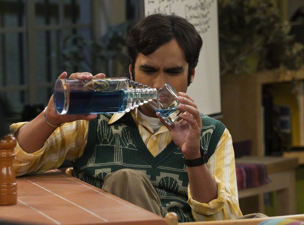 Romulanischer Alkohol ist auch keine Lösung, doch das stört Raj (Kunal Nayyar) nur wenig ... - Bildquelle: Warner Bros. Television