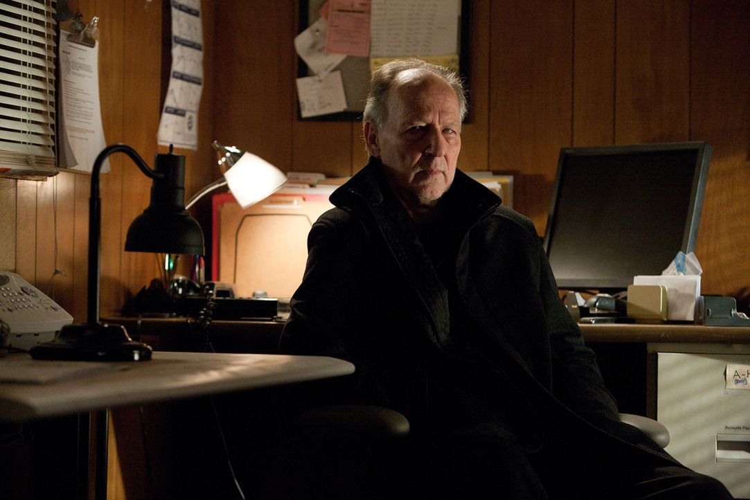 Niemand ahnt, dass der ehemalige sowjetische Gefangene "The Zec" (Werner Herzog) hinter dem Attentat auf scheinbar wahllos ausgewählte Passanten ste... - Bildquelle: Karen Ballard MMXII Paramount Pictures Corporation. All Rights Reserved.