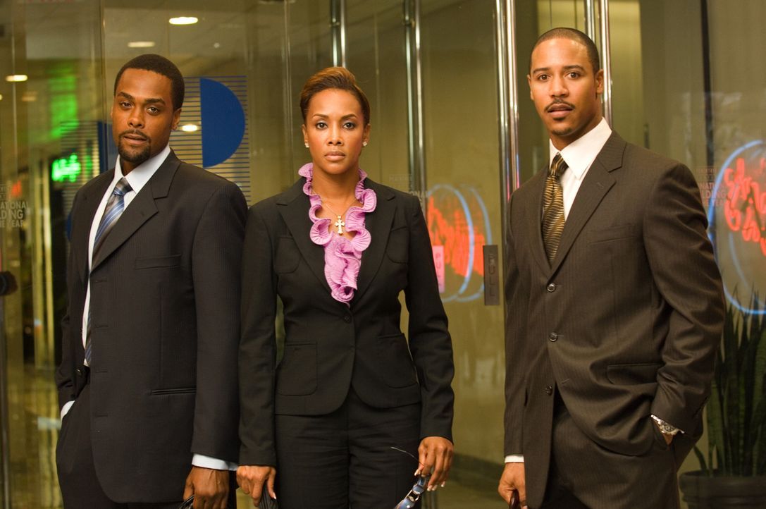 Schon bald kommt Donovan (Brian J. White, l.) der Verdacht, dass die Exfrau seines getöteten Bruders (Vivica A. Fox, M.) und sein ehemaliger Kompagn... - Bildquelle: CPT Holdings, Inc. All Rights Reserved.