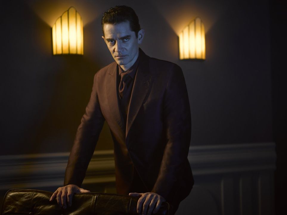 (2. Staffel) - Der reiche Industrielle Theo Galavan (James Frain) gibt sich in der Öffentlichkeit als Held aus, plant jedoch heimlich die Unterwelt... - Bildquelle: Warner Brothers