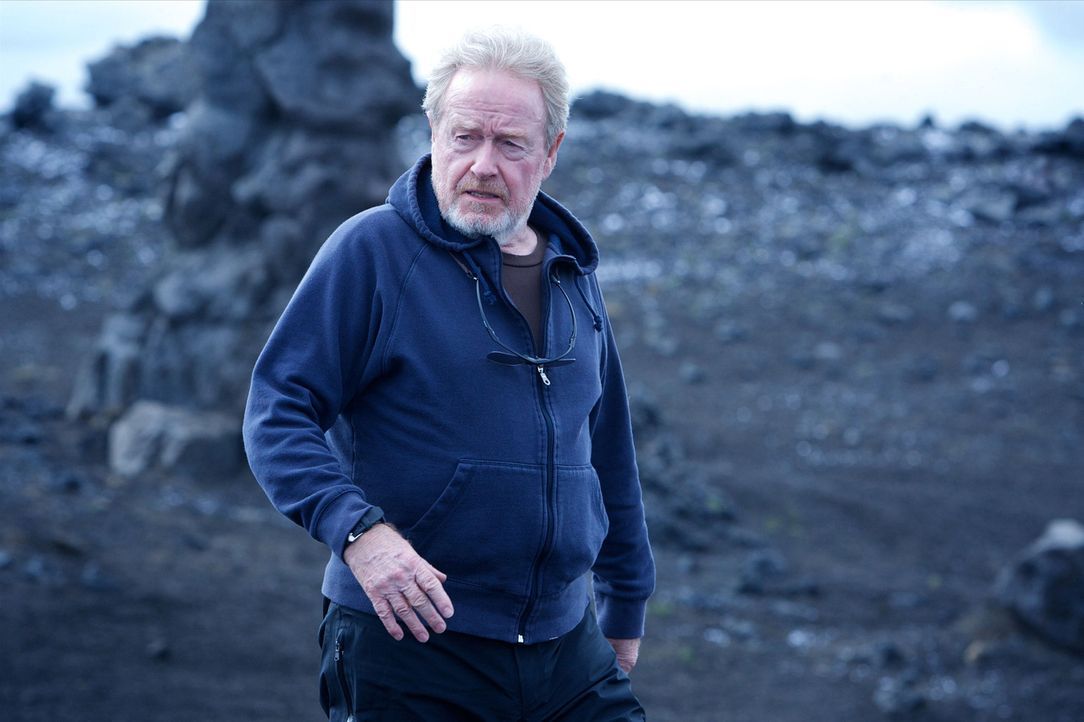 Regisseur Ridley Scott während der Dreharbeiten ... - Bildquelle: TM and   2012 Twentieth Century Fox Film Corporation.  All rights reserved.