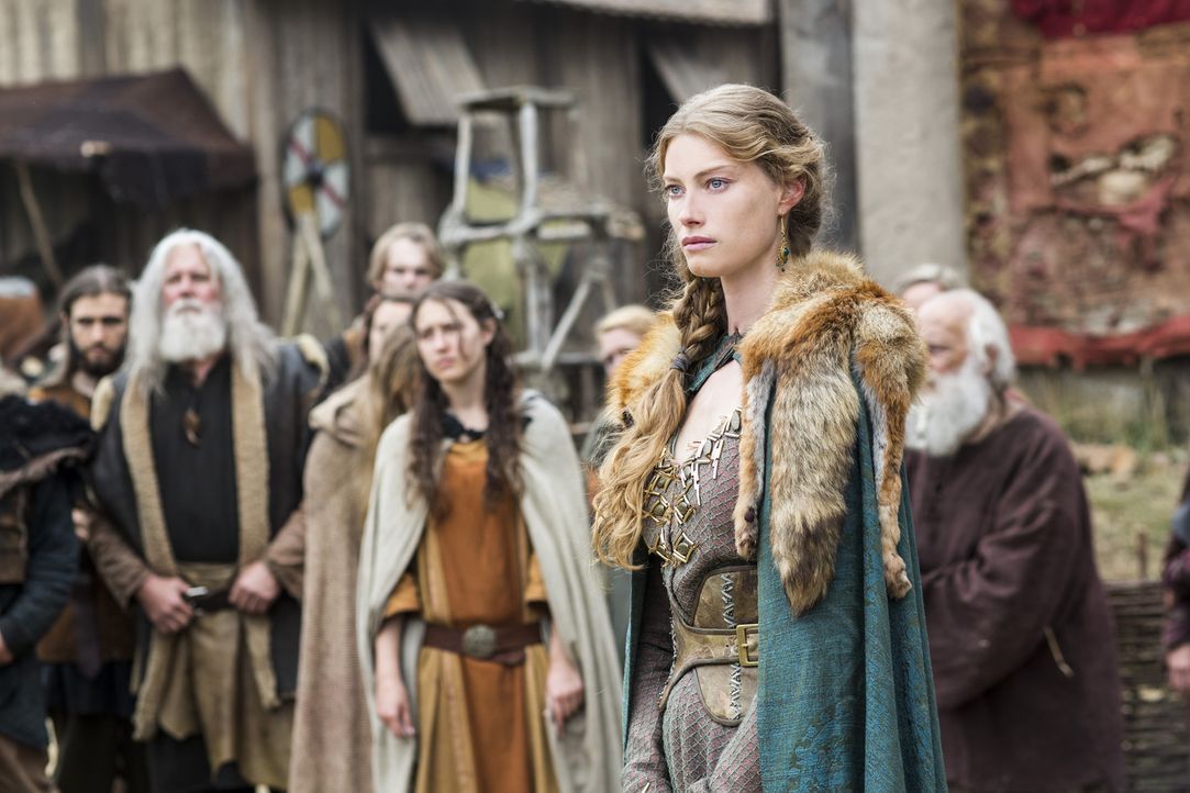 Ragnar ist zwischen seiner Frau Lagertha und der schönen Aslaug (Alyssa Sutherland, vorne) hin- und hergerissen ... - Bildquelle: 2014 TM TELEVISION PRODUCTIONS LIMITED/T5 VIKINGS PRODUCTIONS INC. ALL RIGHTS RESERVED.