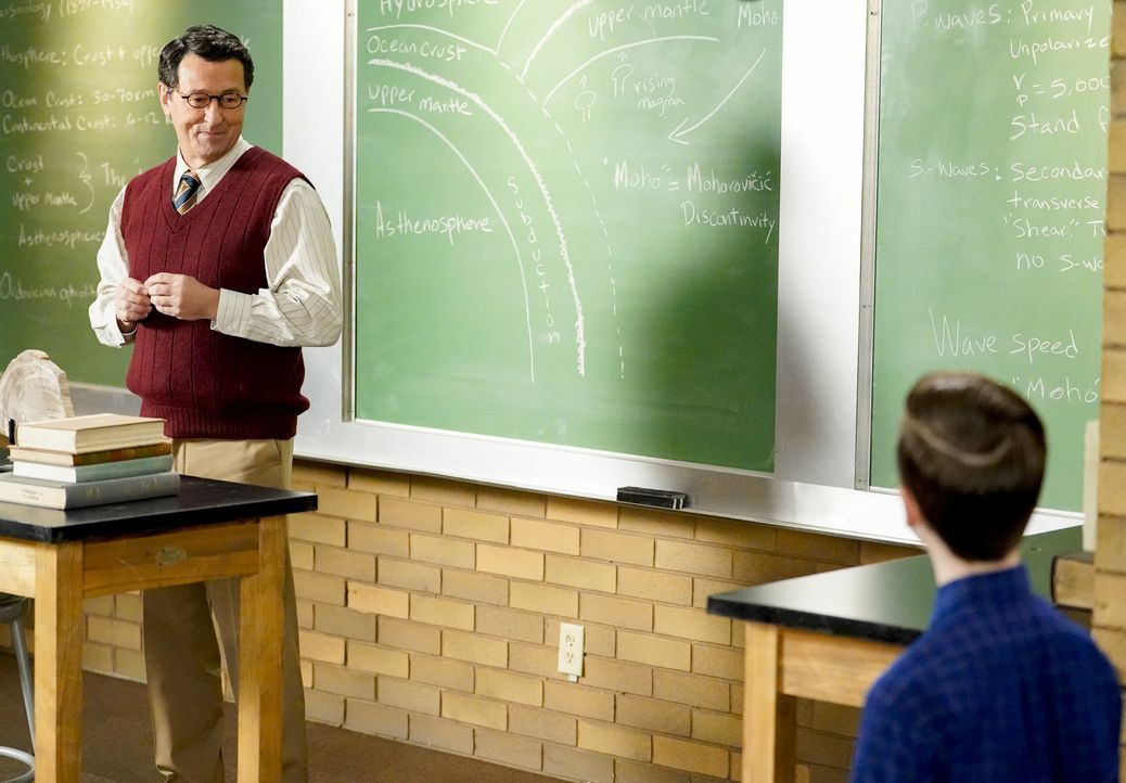 Dr. Willard (Doug Morency, l.); Sheldon Cooper (Iain Armitage, r.) - Bildquelle: ©2020 Warner Bros. Entertainment Inc. All Rights Reserved.