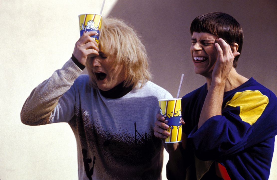 Harry (Derek Richardson, l.) und Lloyd (Eric Christian Olsen, r.) tun sich mit dem Denken etwas schwer. Dennoch versuchen die beiden, eine normale H... - Bildquelle: Warner Bros.