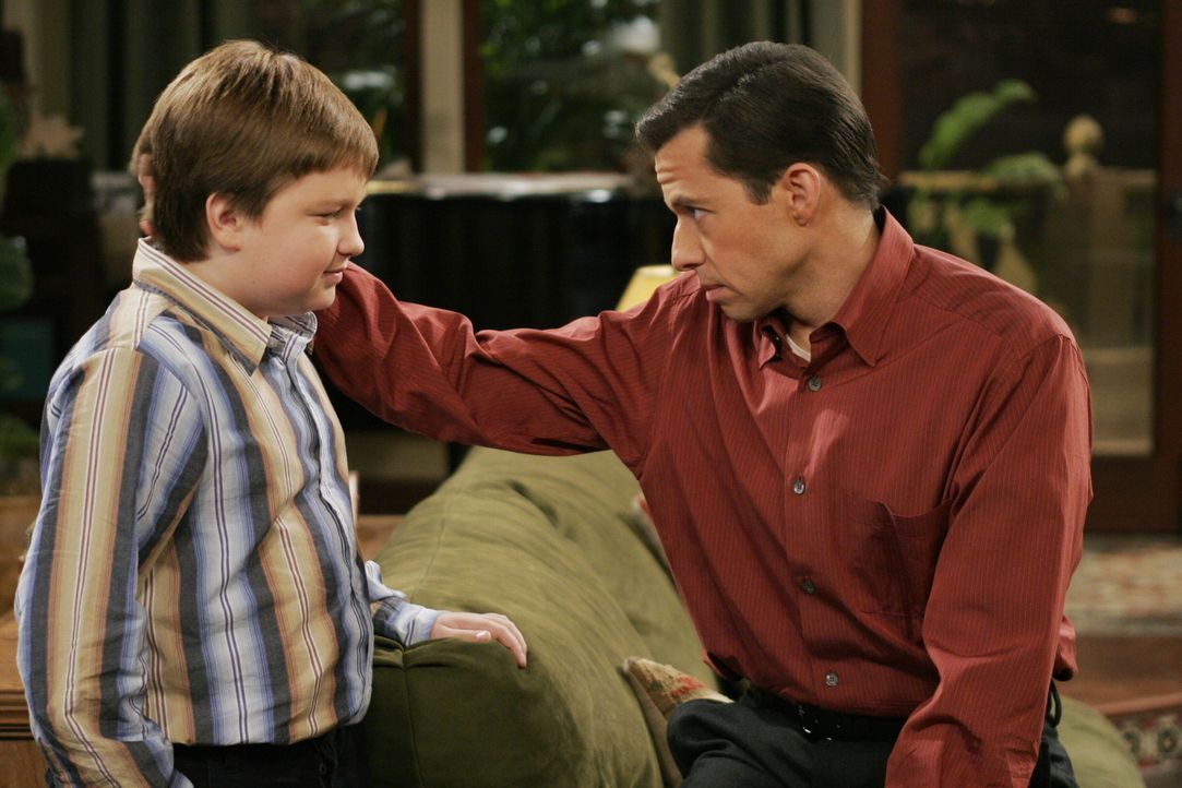 Alan (Jon Cryer, r.) versucht seinem Sohn Jake (Angus T. Jones, l.) zu erklären, dass Alkohol keine Lösung ist ... - Bildquelle: Warner Brothers Entertainment Inc.