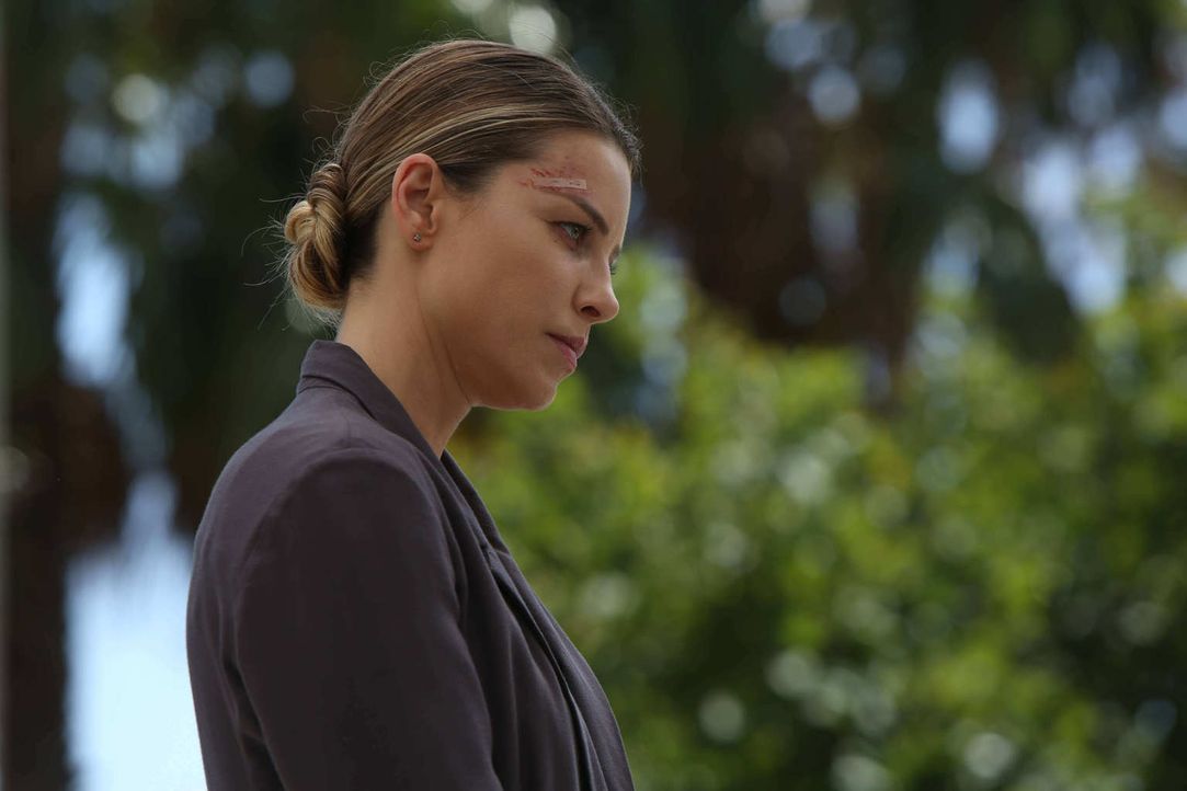 Als ein Actionheld ermordet wird, muss sich Chloe (Lauren German) gleich mit zwei fanatischen Verehrern des Opfers herumschlagen - Lucifer und Dan ... - Bildquelle: 2016 Warner Brothers