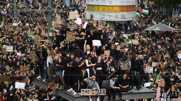 Auf dem Berliner Alexanderplatz demonstrierten insgesamt 15.000 Menschen gege...