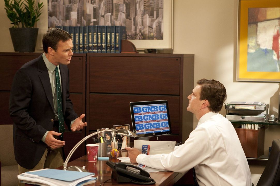 Marshall (Jason Segel, r.) feuert seinen Mitarbeiter Randy (Will Forte, l.), da er einen Fehler nach dem anderen macht ... - Bildquelle: 20th Century Fox International Television