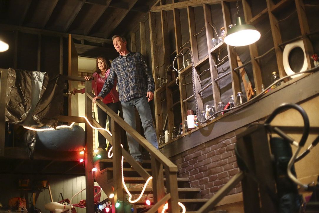 Als im Keller ein Wasserrohr bricht, versuchen Frankie (Patricia Heaton, l.) und Mike (Neil Flynn, r.) zu retten, was geht ... - Bildquelle: Warner Bros.