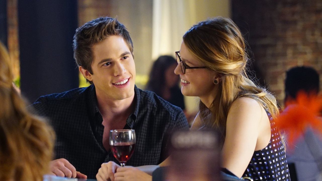 Kara (Melissa Benoist, r.) und Adam (Blake Jenner, l.) verstehen sich auf Anhieb blendend, doch kann Kara sich wirklich auf eine Beziehung einlassen... - Bildquelle: 2015 Warner Bros. Entertainment, Inc.