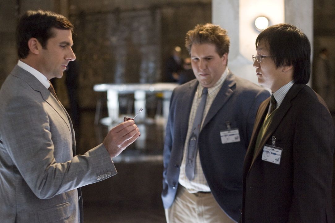 Die beiden CONTROL-Erfinder Bruce (Masi Oka, r.) und Lloyd (Nate Torrence, M.) müssen ganz schnell ihren letzten, noch völlig unerfahrenen Agenten... - Bildquelle: Warner Brothers