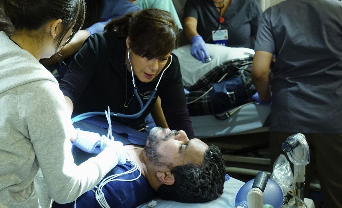 Am liebsten würde sich Leanne (Marcia Gay Harden, l.) nur um Jesse (Luis Guzman, r.) kümmern, der einen Herzinfarkt erlitten hat, doch auch andere P... - Bildquelle: Monty Brinton 2015 American Broadcasting Companies, Inc. All rights reserved.