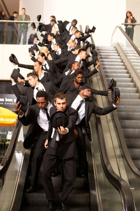 Sean (Ryan Guzman, vorne M.) leitet eine Tanzgruppe, die sich auf tänzerische Flashmobs spezialisiert hat. "The Mob" bereitet sich gerade auf einen... - Bildquelle: 2011 Summit Entertainment, LLC. All rights reserved.