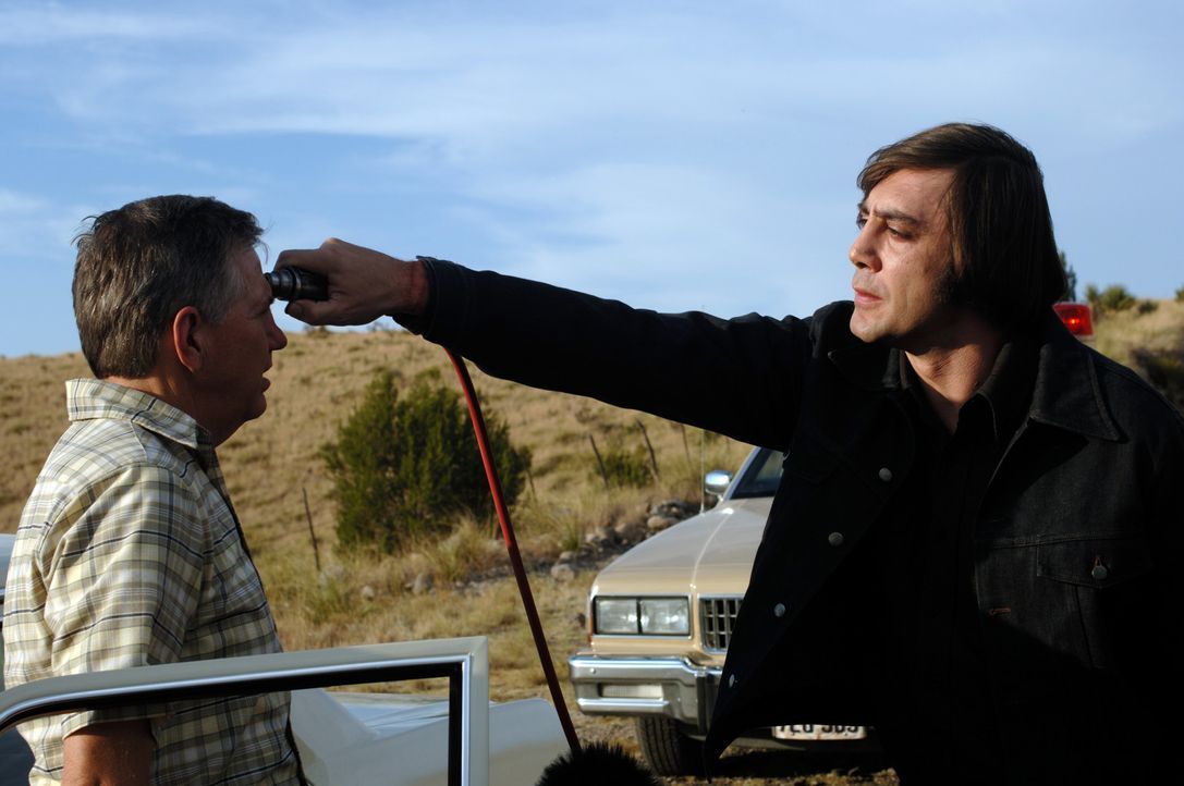 Der Killer Anton Chigurh (Javier Bardem, r.) trägt nicht nur einen ungewöhnlichen Namen, sondern hat auch eine außergewöhnliche Mordmethode entw... - Bildquelle: 2008 by PARAMOUNT VANTAGE, a Division of PARAMOUNT PICTURES, and MIRAMAX FILM CORP. All Rights Reserved.