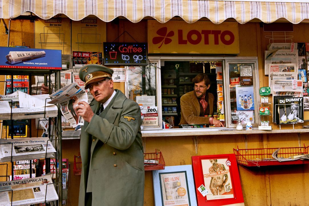 Als ein Kioskbesitzer (Lars Rudolph, r.) mitten in Berlin auf Adolf Hitler (Oliver Masucci, l.) trifft, ist er begeistert, schließlich glaubt er, au... - Bildquelle: 2015 Constantin Film Verleih GmbH.