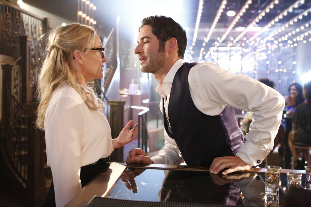 Linda (Rachael Harris, l.) macht sich Sorgen um Lucifer (Tom Ellis, r.), als dieser scheint, den Boden unter den Füßen zu verlieren. Doch würde die... - Bildquelle: 2016 Warner Brothers
