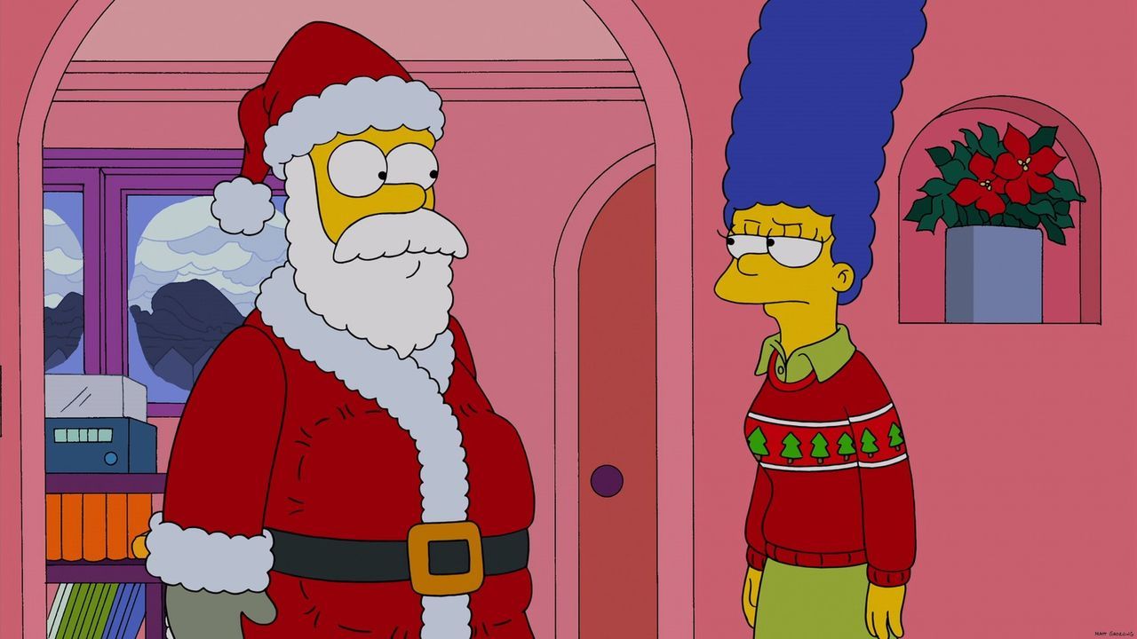 Marge Simpson (r.) ist nicht erfreut, als der Weihnachtsmann (l.) plötzlich leibhaftig vor ihr steht: Er kommt zum ungelegenen Zeitpunkt ... - Bildquelle: 2013 Twentieth Century Fox Film Corporation. All rights reserved.