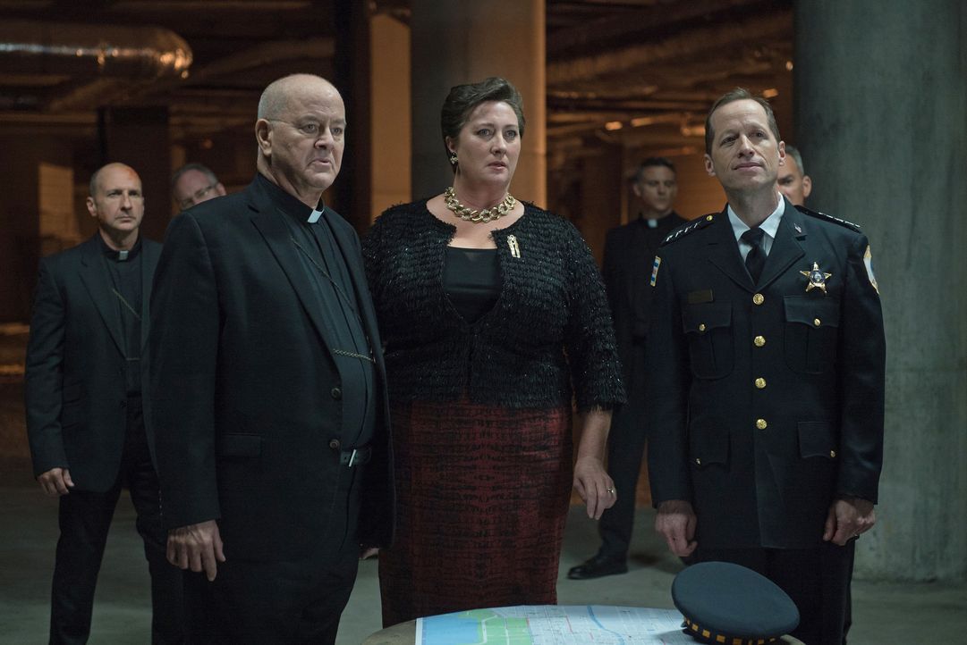 Ihre Pläne werden von dem neuen, mächtigen Dämon in Chicago einfach über den Haufen geworfen: Bruder Simon (Francis Guinan, l.), Maria Walters (Kirs... - Bildquelle: 2016 Fox and its related entities.  All rights reserved.