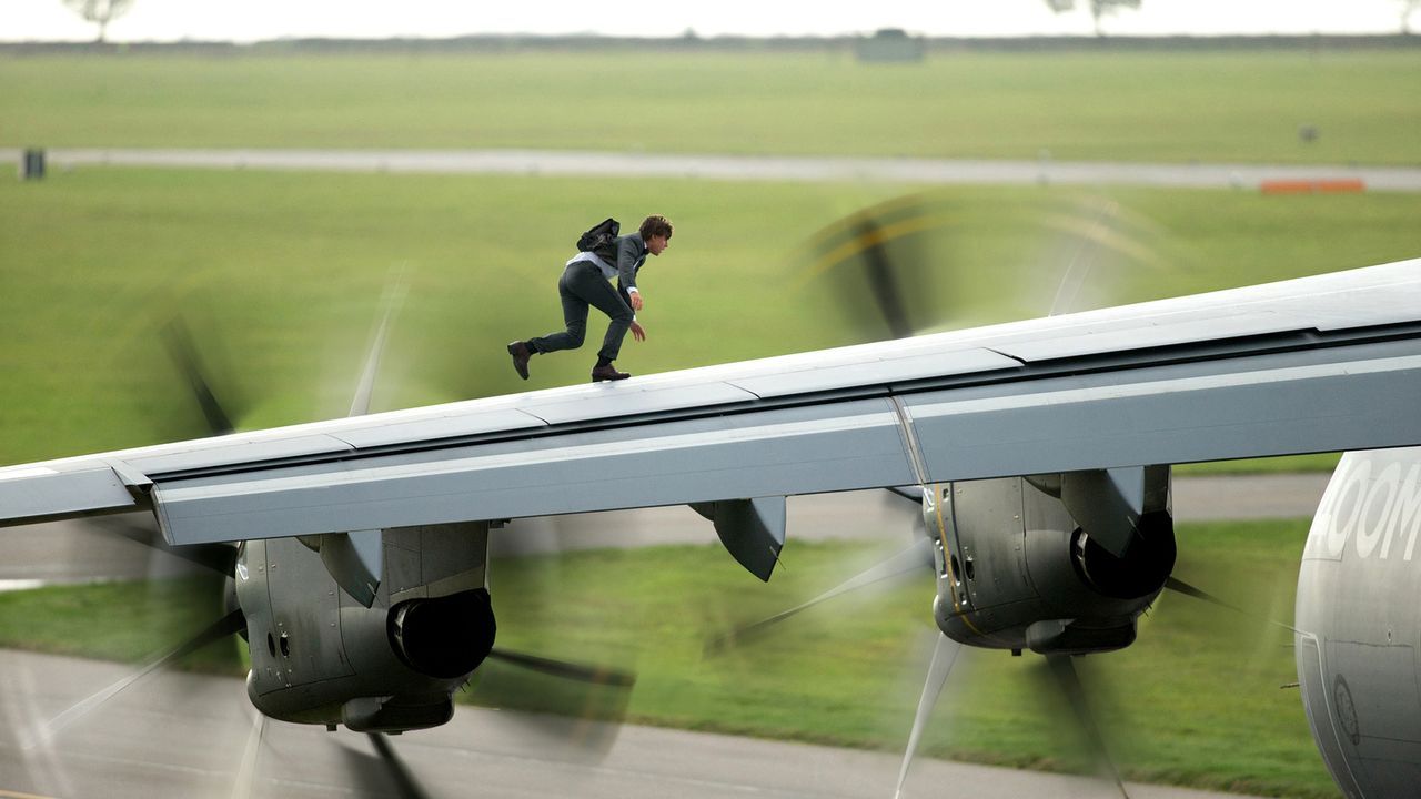 Ethan Hunt (Tom Cruise) riskiert sein Leben, damit Syndikat den USB-Stick mit den Zugriffsdaten für mehrere Bankkonten nicht in die Finger bekommt .... - Bildquelle: Christian Black 2015 PARAMOUNT PICTURES. ALL RIGHTS RESERVED.