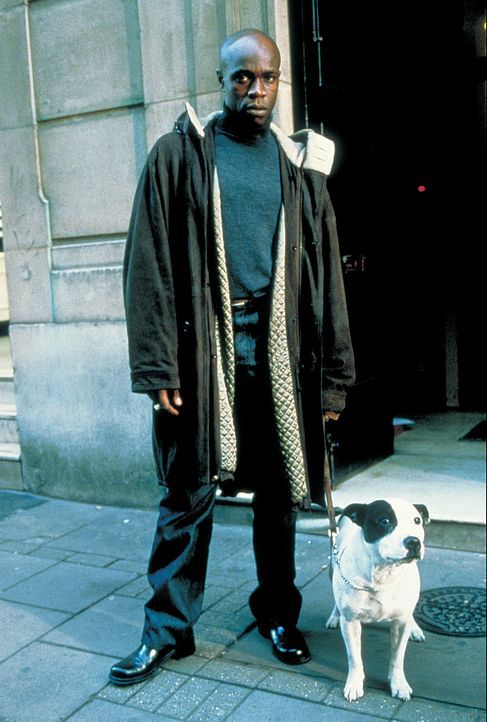 Vincent (Robbie Gee) und sein kleiner Hund sind immer für eine Überraschung gut ... - Bildquelle: 2003 Sony Pictures Television International. All Rights Reserved.