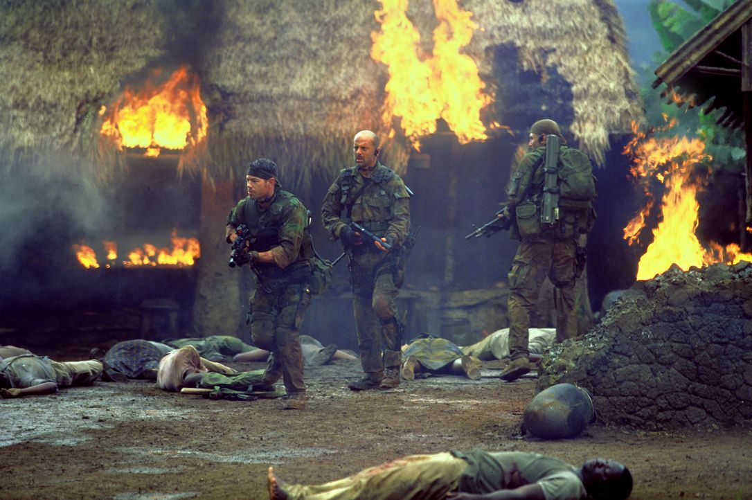 Waters (Bruce Willis, 2.v.l.) und seine Männer (Paul Francis , l., Chad Smith, r.) werden Zeuge, wie brutal die Rebellen gegen die Bevölkerung vor... - Bildquelle: 2004 Sony Pictures Television International. All Rights Reserved.