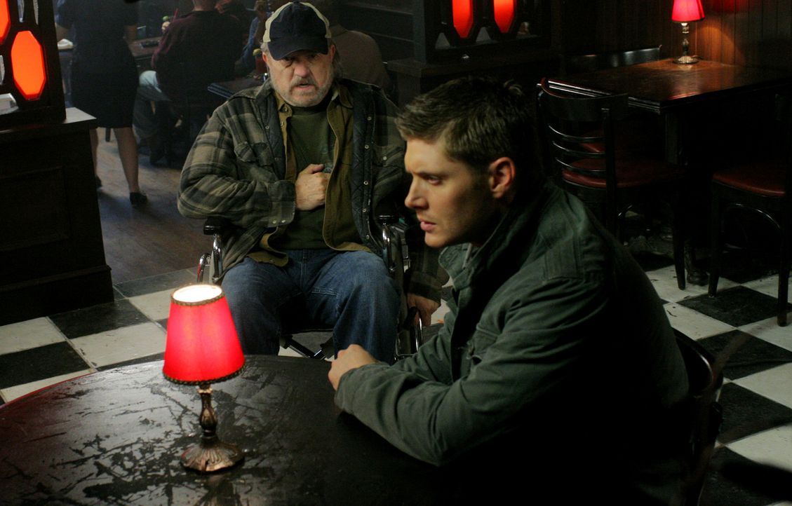 Die Brüder Sam und Dean (Jensen Ackles, r.) treffen auf einen Hexer, der ein Pokerspiel veranstaltet, bei dem der Einsatz "Geld gegen Lebensjahre"... - Bildquelle: Warner Bros.