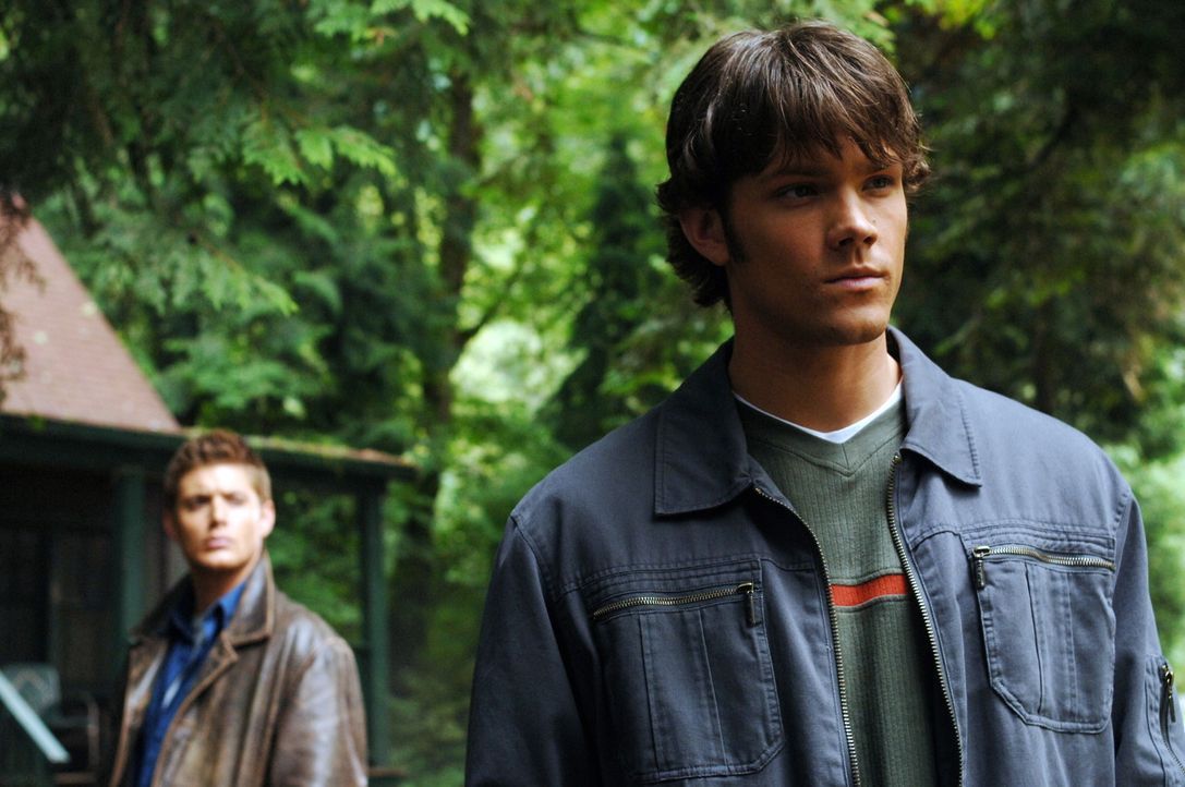 Auf der Suche nach neuen, mysteriösen Vorfällen stoßen Sam (Jared Padalecki, r.) und Dean (Jensen Ackles, l.) auf einen See indem mehrere Mensche... - Bildquelle: Warner Bros. Television