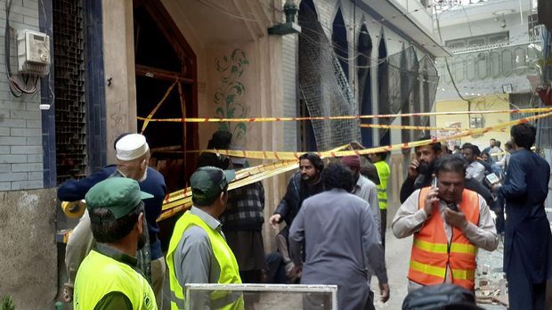 Rund 50 Menschen bei Bombenanschlag auf Moschee in Pakistan getötet