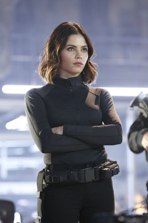 Lucy Lane (Jenna Dewan Tatum) braucht Supergirls Hilfe um Livewire, eine entflohene Gefangene des DEO, zurückzubringen ... - Bildquelle: 2015 Warner Bros. Entertainment, Inc.