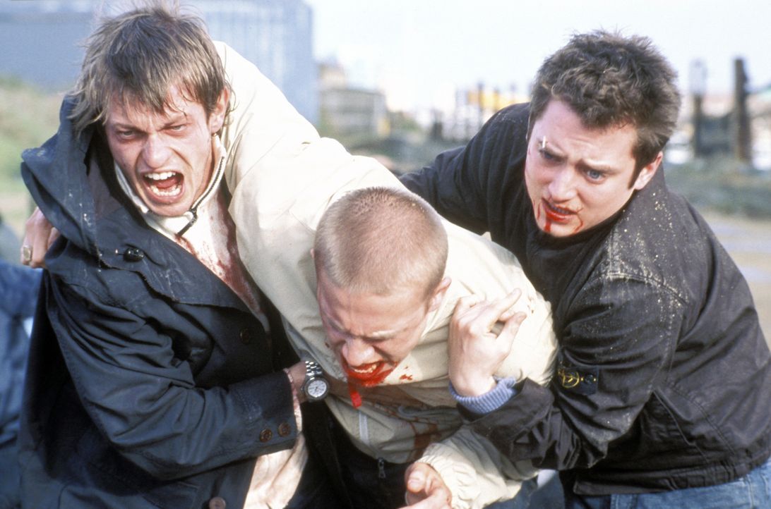 Bovver (Leo Gregory, l.) und Matt (Elljah Wood, r.) bringen Pete (Charlie Hunnam, M.) vor den Gegner in Sicherheit ... - Bildquelle: Odd Lot Entertainment