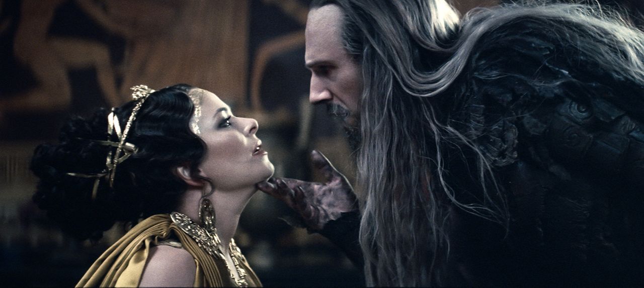 Die übermütige Königin Cassiopeia (Polly Walker, l.) wagt es, die Götter zu beleidigen und herauszufordern und Hades (Ralph Fiennes, r.) zeigt ihr,... - Bildquelle: 2010 Warner Bros.