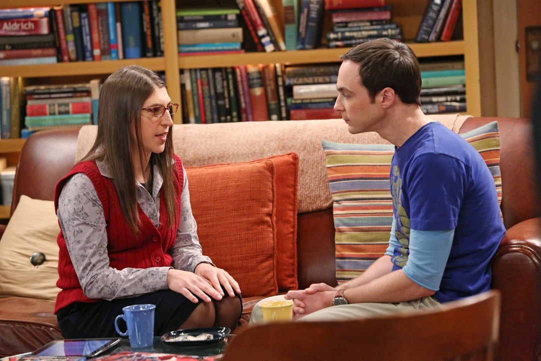 Es ist Valentinstag, und Amy (Mayim Bialik, l.) hat eine ganz besondere Überraschung für Sheldon (Jim Parsons, r.) ... - Bildquelle: Warner Brothers