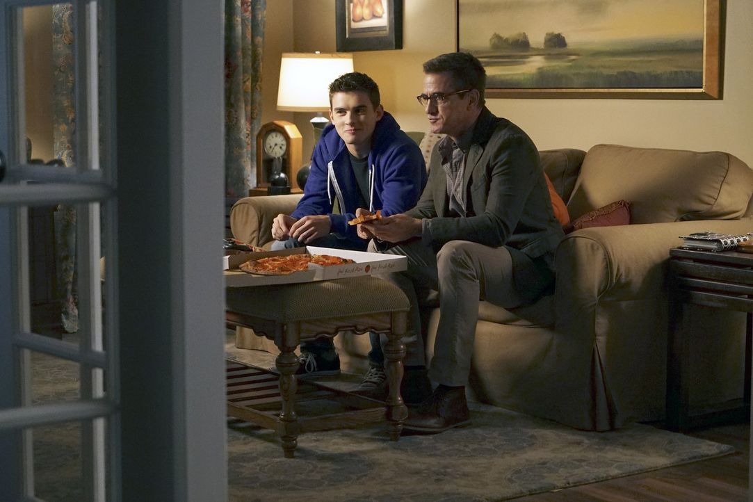Wird es Walter (Dermot Mulroney, r.) tatsächlich gelingen seinen neuen Job und die Zeit mit seinem Sohn Luke (Michael Johnston, l.) unter einen Hut... - Bildquelle: Bill Inoshita 2016 CBS Broadcasting, Inc. All Rights Reserved